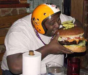 dikke man met hamburger