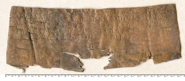 Middeleeuws Russisch briefje op berkenbast, naar schatting 1160-1180. (Universiteit Leiden)