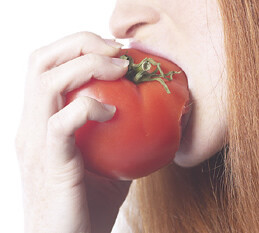 Override of the title Vrouw eet tomaat