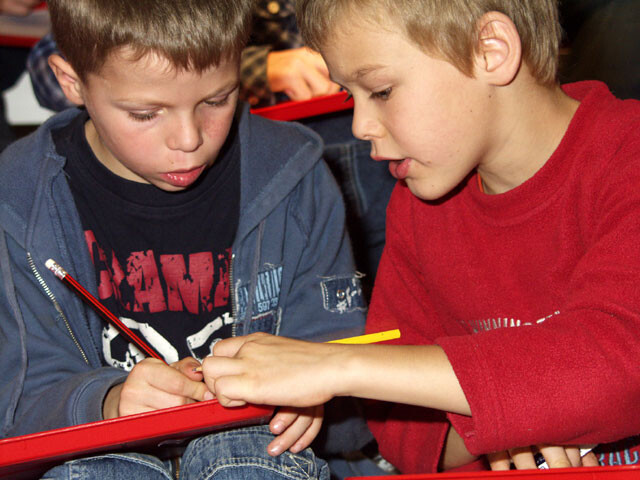 Kinderen aan het werk op de Kinderuniversiteit.