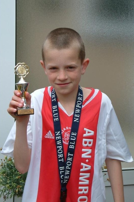 Jong voetballertje met beker