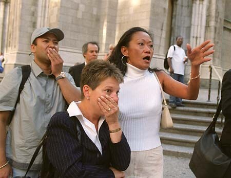 Override of the title New Yorkers bij het World Trade Center op 11 september 2001.