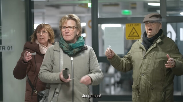 Jongen STEELT PINPAS van OUDE man