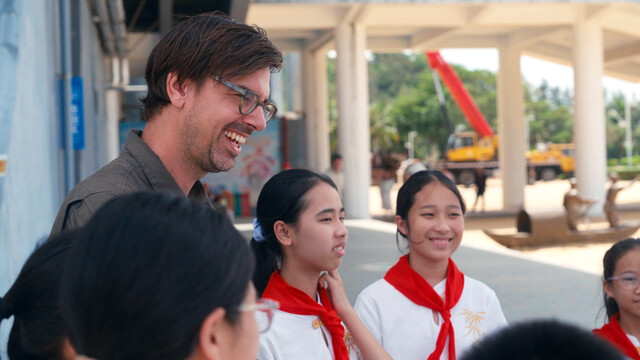 ZCZ6 - Ruben met Chinese schoolklas in museum
