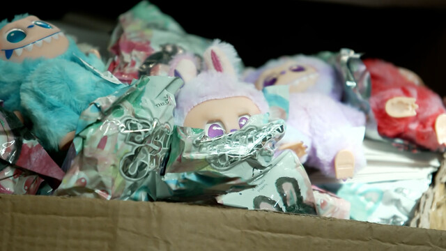 Labubu's in een doos