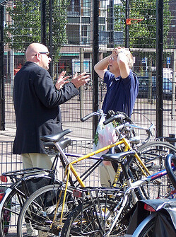 vd lans spreekt met een wethouder