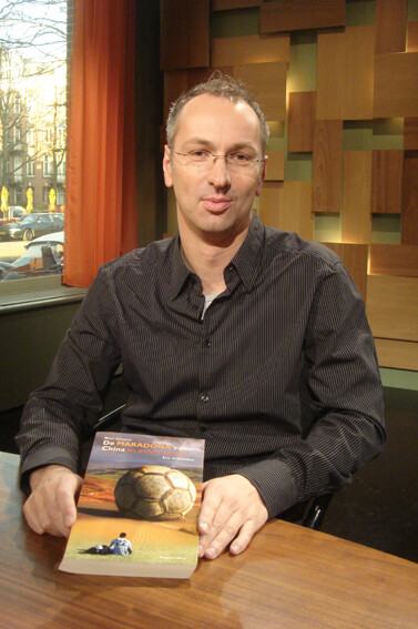 Wiep Idzenga met zijn Maradona boek