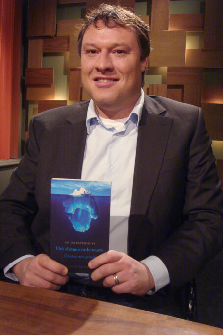 Ap Dijksterhuis met zijn boek