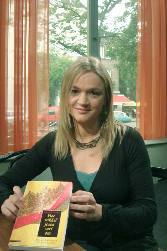 Brigitte Ars met boek in de boekenoptv studio